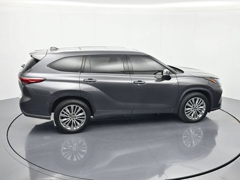 Used 2023 Toyota Highlander Platinum FWD image 33