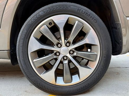 Used 2019 Jeep Cherokee Overland w/ Technology Group image 27