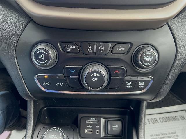 Used 2017 Jeep Cherokee Latitude w/ Cold Weather Group AWD/4WD image 21