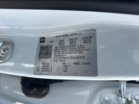 Used 2025 Chevrolet Colorado W/T AWD/4WD image 44
