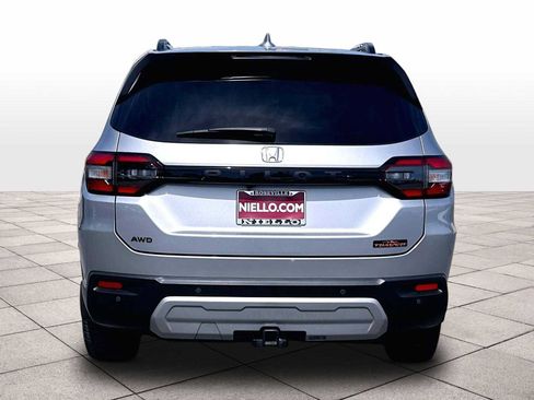 Used 2025 Honda Pilot TrailSport image 7