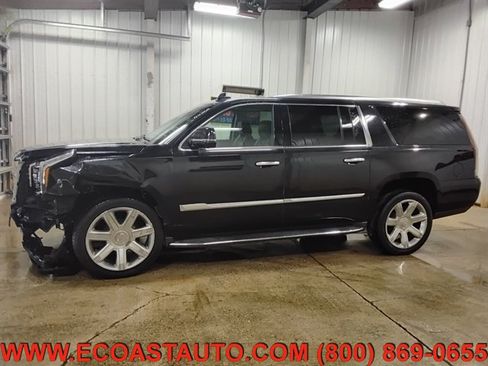 Used 2020 Cadillac Escalade ESV Luxury AWD/4WD image 2