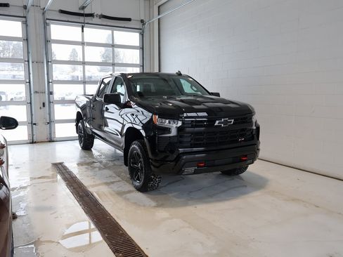 Used 2024 Chevrolet Silverado 1500 LT Trail Boss w/ Convenience Package II image 2