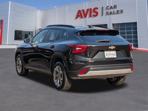 Used 2025 Chevrolet Trax LT w/ LT Convenience Package image 9