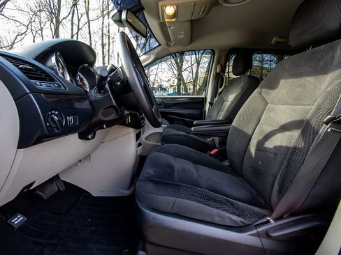 Used 2019 Dodge Grand Caravan SE image 9