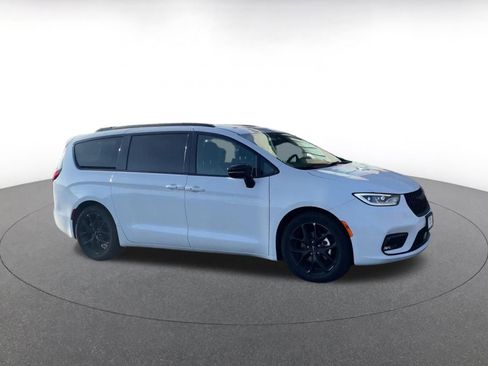 Used 2025 Chrysler Pacifica Limited image 2