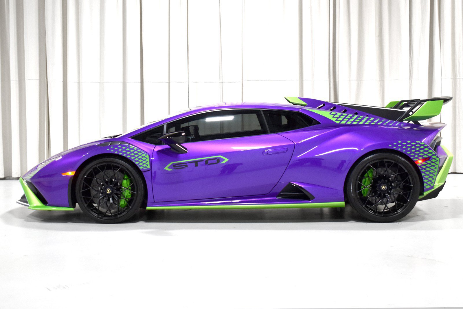 Used 2023 Lamborghini Huracan STO RWD image 8