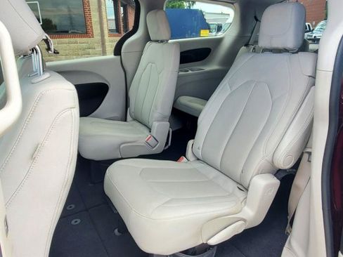 Used 2017 Chrysler Pacifica Touring FWD image 18