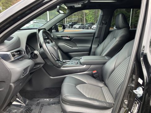 Used 2021 Toyota Highlander XSE AWD/4WD image 17