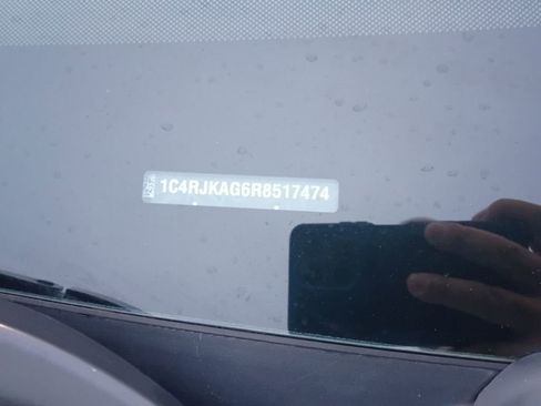 Used 2024 Jeep Grand Cherokee L Laredo image 3