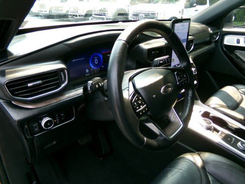 Used 2023 Ford Explorer Platinum w/ Premium Technology Package AWD/4WD image 12