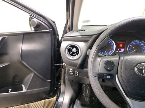 Used 2019 Toyota Corolla LE image 16