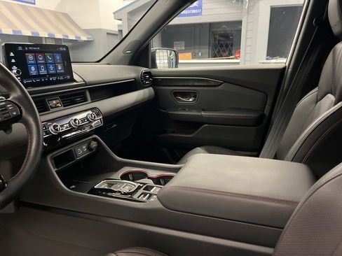 Used 2025 Honda Pilot Black Edition image 13