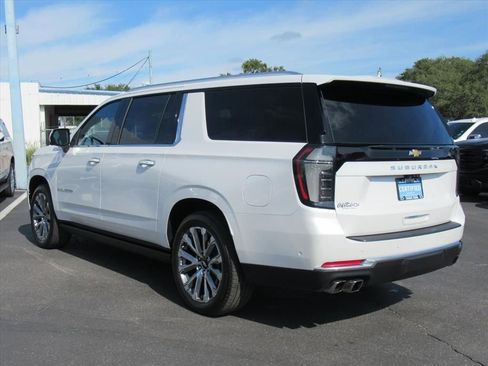 Used 2025 Chevrolet Suburban High Country AWD/4WD image 3