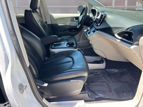Used 2023 Chrysler Pacifica Touring-L FWD image 20