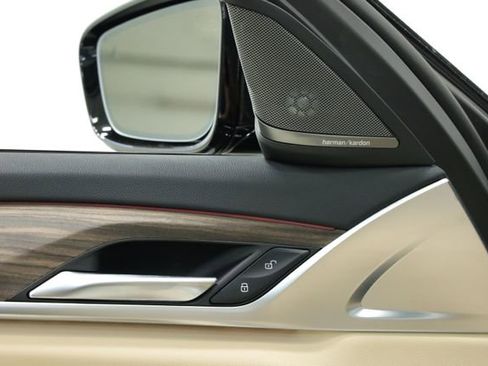 Used 2021 BMW 530i w/ M Sport Package image 33