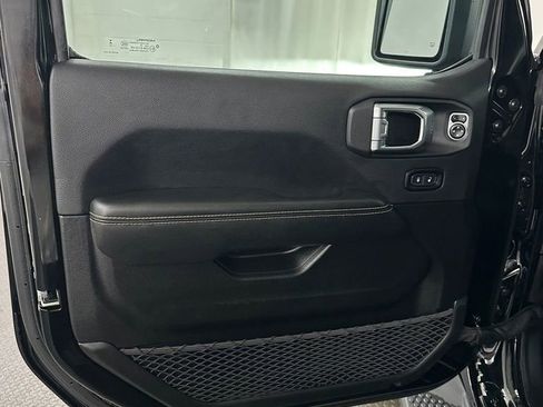 Used 2025 Jeep Wrangler Unlimited Sahara image 8