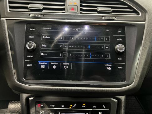 Used 2024 Volkswagen Tiguan SE image 39