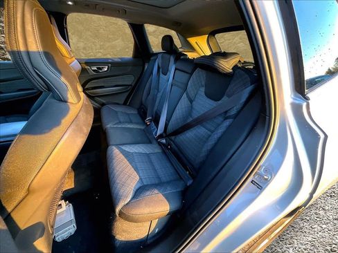 Used 2022 Volvo XC60 B5 Momentum image 22