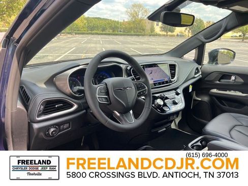 New 2025 Chrysler Pacifica Select image 8