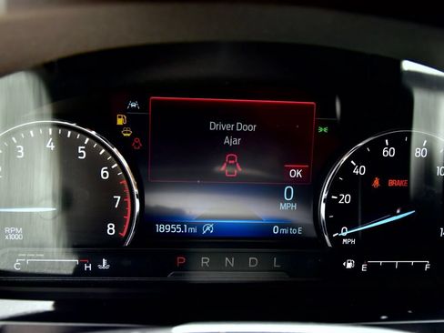 Used 2024 Ford Explorer XLT w/ Equipment Group 202A AWD/4WD image 24