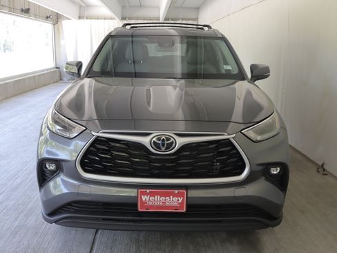 Used 2023 Toyota Highlander XLE AWD/4WD image 4
