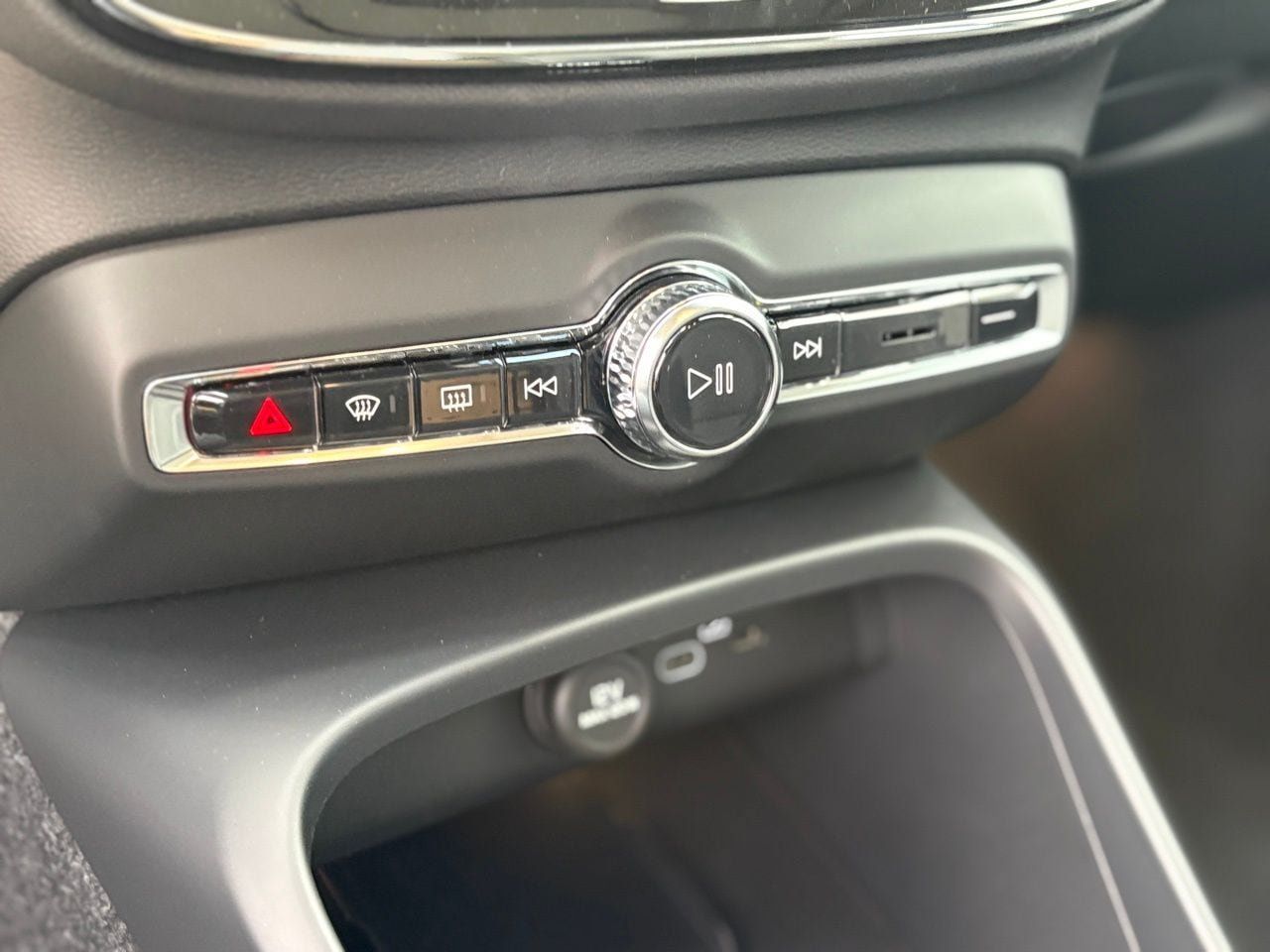 New 2026 Volvo XC40 B5 Core w/ Climate Package AWD/4WD image 15