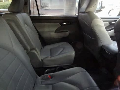 Used 2023 Toyota Highlander XLE image 10