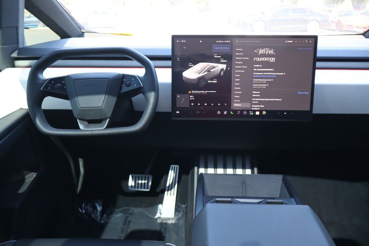 Used 2024 Tesla Cybertruck AWD Crew Cab image 21