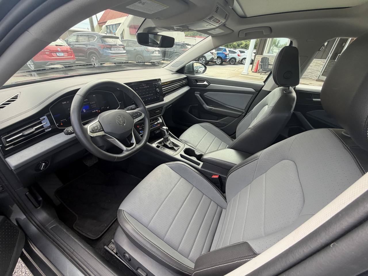 Used 2025 Volkswagen Jetta SE FWD image 9
