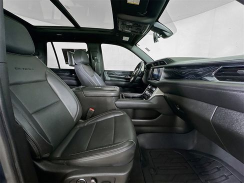 Used 2021 GMC Yukon Denali w/ Denali Premium Package image 12