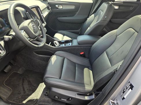 Certified 2025 Volvo XC40 B5 Plus AWD/4WD image 10