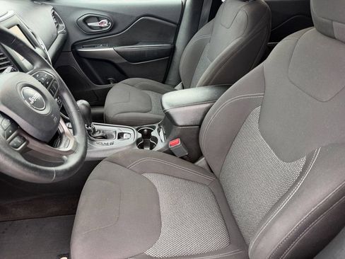 Used 2019 Jeep Cherokee Latitude w/ Popular Appearance Group FWD image 10