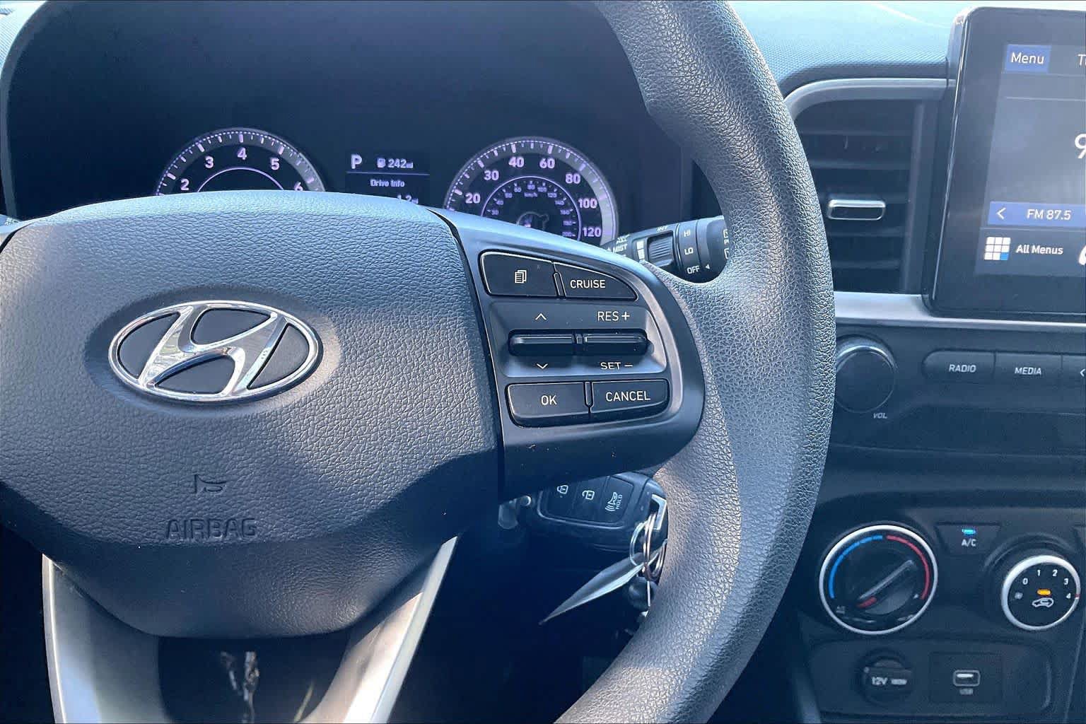 Used 2021 Hyundai Venue SE FWD image 25