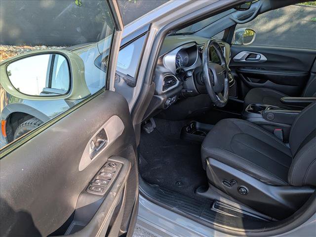 Used 2020 Chrysler Pacifica Touring w/ S Appearance Package FWD image 29