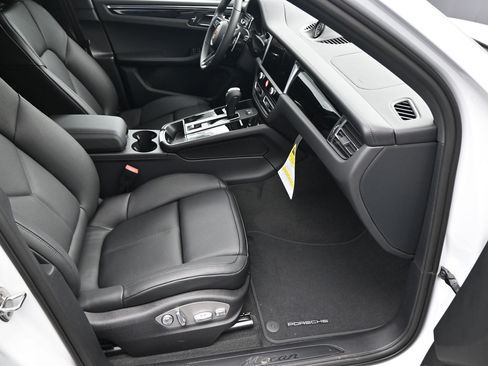 Certified 2026 Porsche Macan AWD/4WD image 11