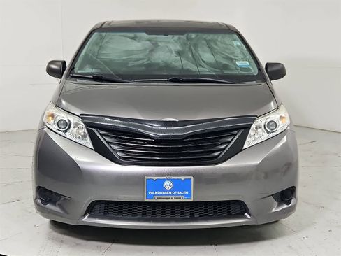 Used 2016 Toyota Sienna L image 9
