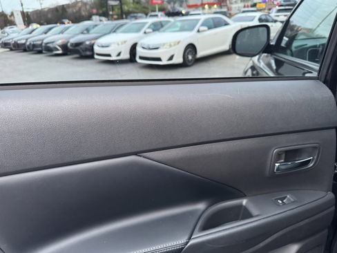 Used 2020 Mitsubishi Outlander SE image 23