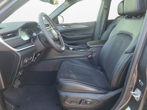 New 2025 Jeep Grand Cherokee Altitude image 19