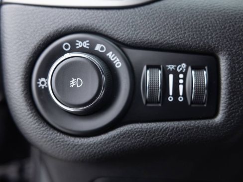 Used 2019 Jeep Cherokee Latitude Plus w/ Cold Weather Group FWD image 36