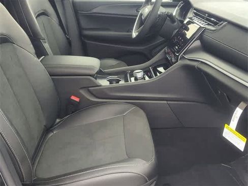 New 2025 Jeep Grand Cherokee Laredo image 23