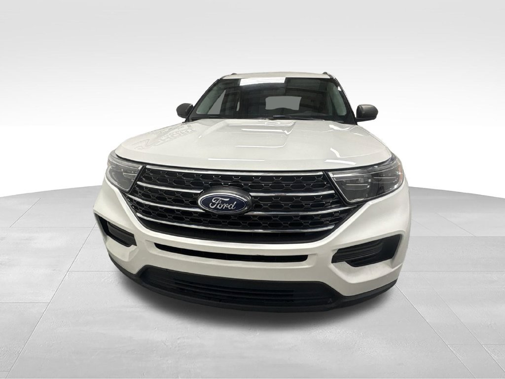 Used 2023 Ford Explorer XLT AWD/4WD image 3