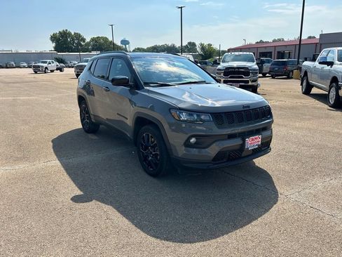 Used 2023 Jeep Compass Latitude AWD/4WD image 7