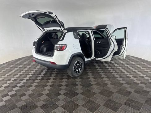Used 2025 Jeep Compass Trailhawk AWD/4WD image 18