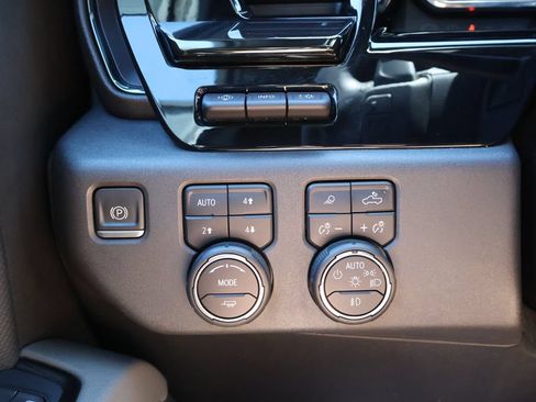 Used 2022 Chevrolet Silverado 1500 ZR2 w/ Technology Package AWD/4WD image 30