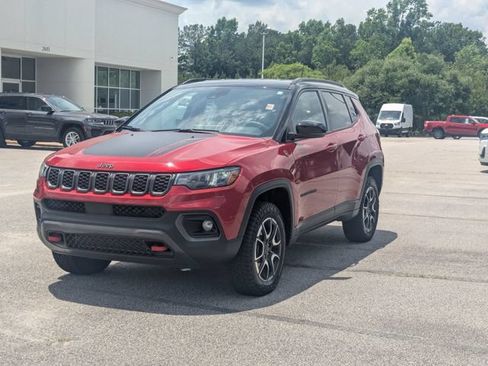 Used 2025 Jeep Compass Trailhawk AWD/4WD image 7