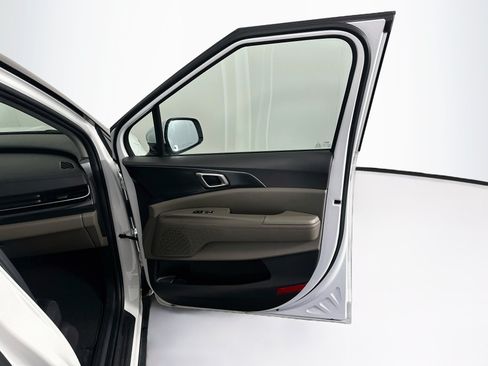 Used 2025 Kia Carnival FWD image 34