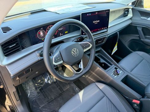 New 2026 Volkswagen Tiguan SE FWD image 11