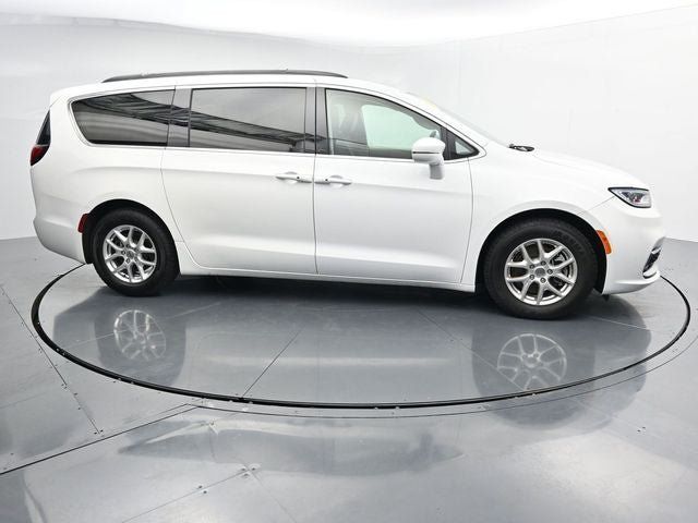 Used 2022 Chrysler Pacifica Touring-L FWD image 12