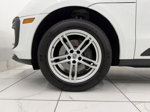 Certified 2025 Porsche Macan image 16